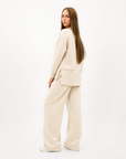 Completo donna con pantalone ampio indossato da Polly 2 - Beige vista tre quarti