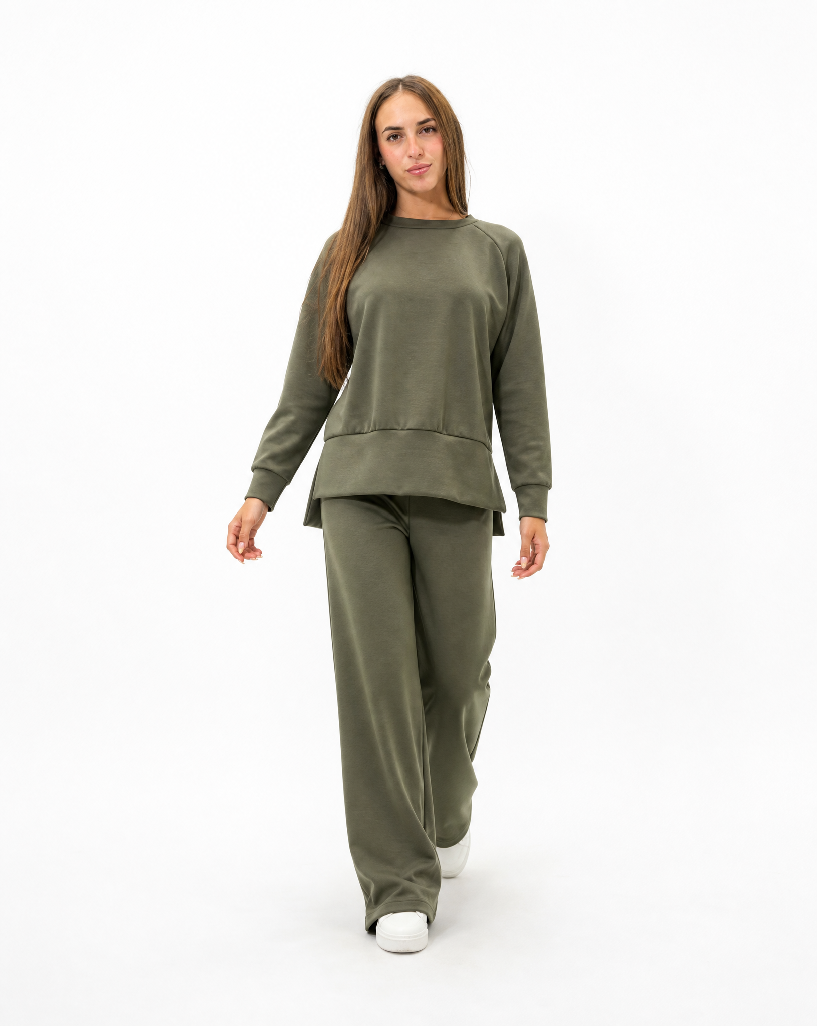 Completo donna con pantalone ampio indossato da Polly 2 - Verde vista frontale