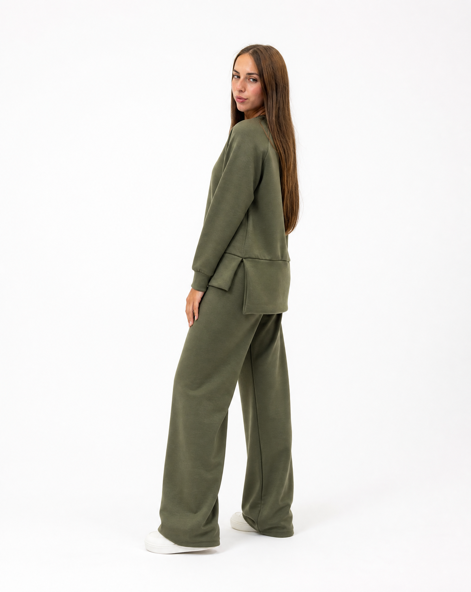 Completo donna con pantalone ampio indossato da Polly 2 - Verde vista tre quarti
