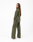 Completo donna con pantalone ampio indossato da Polly 2 - Verde vista tre quarti