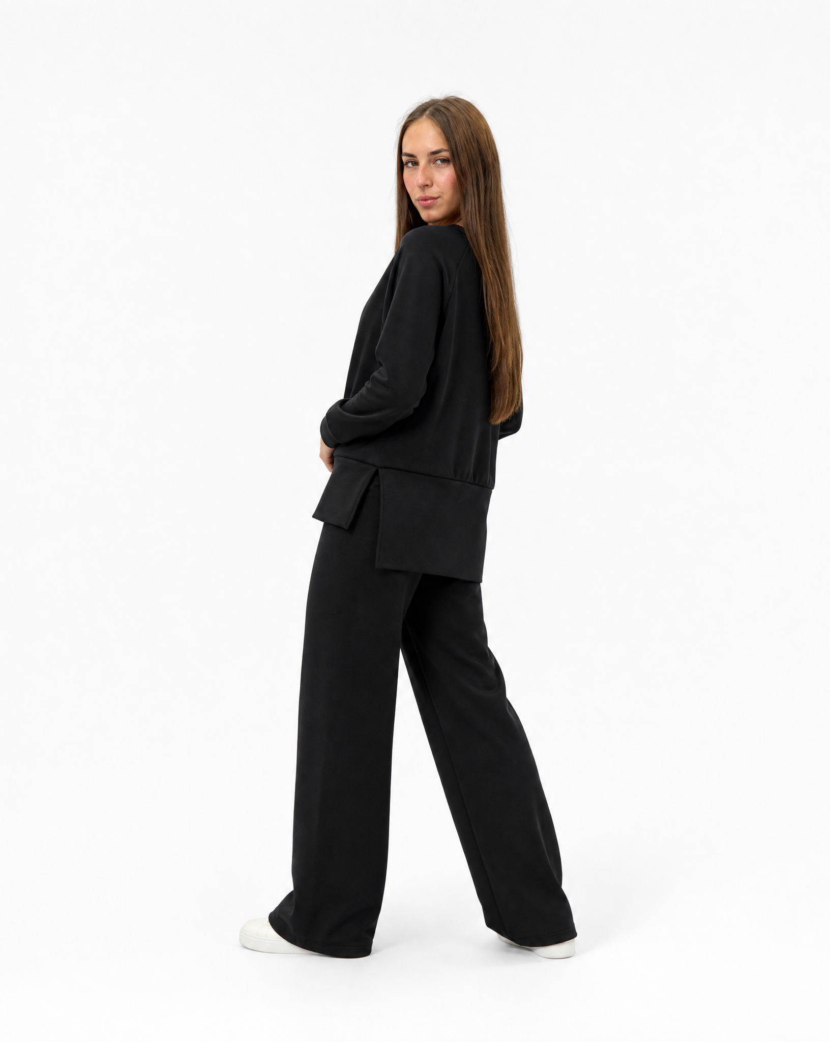 Completo donna con pantalone ampio indossato da Polly 2 - Nero vista tre quarti