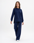 Completo donna con pantalone ampio indossato da Polly 2 - Blu vista frontale