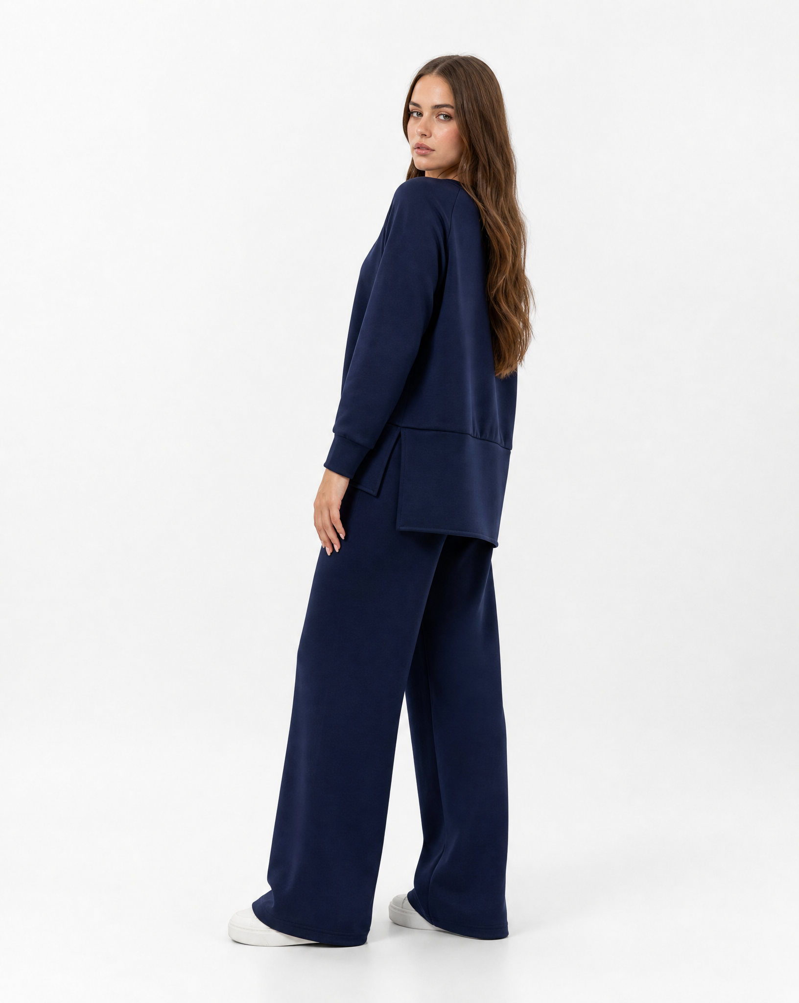 Completo donna con pantalone ampio indossato da Polly 2 - Blu vista tre quarti