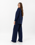 Completo donna con pantalone ampio indossato da Polly 2 - Blu vista tre quarti