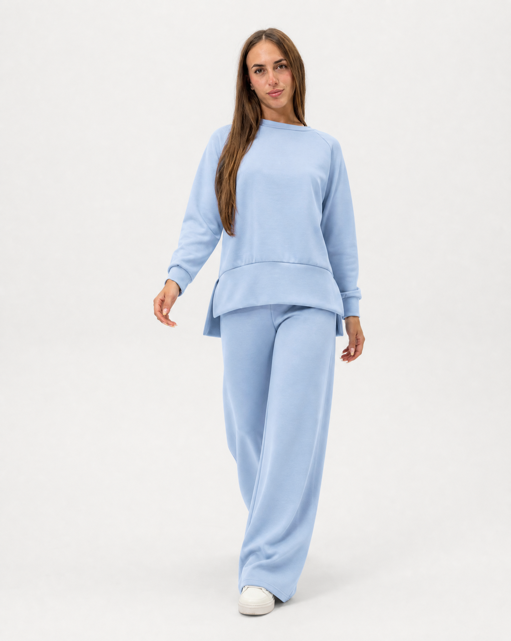 Completo donna con pantalone ampio indossato da Polly 2 - Azzurro vista frontale