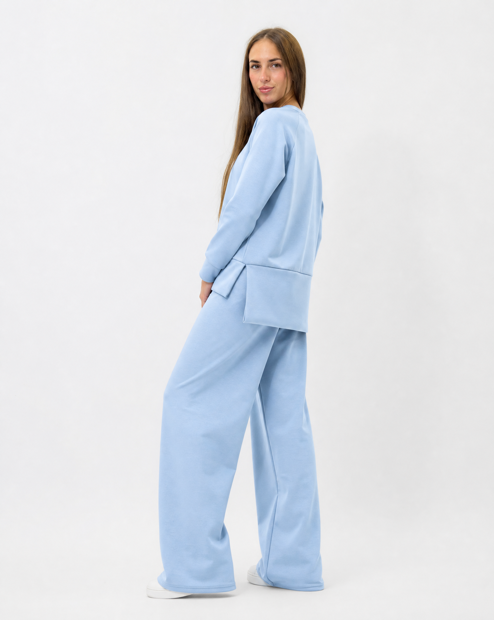 Completo donna con pantalone ampio indossato da Polly 2 - Azzurro vista tre quarti