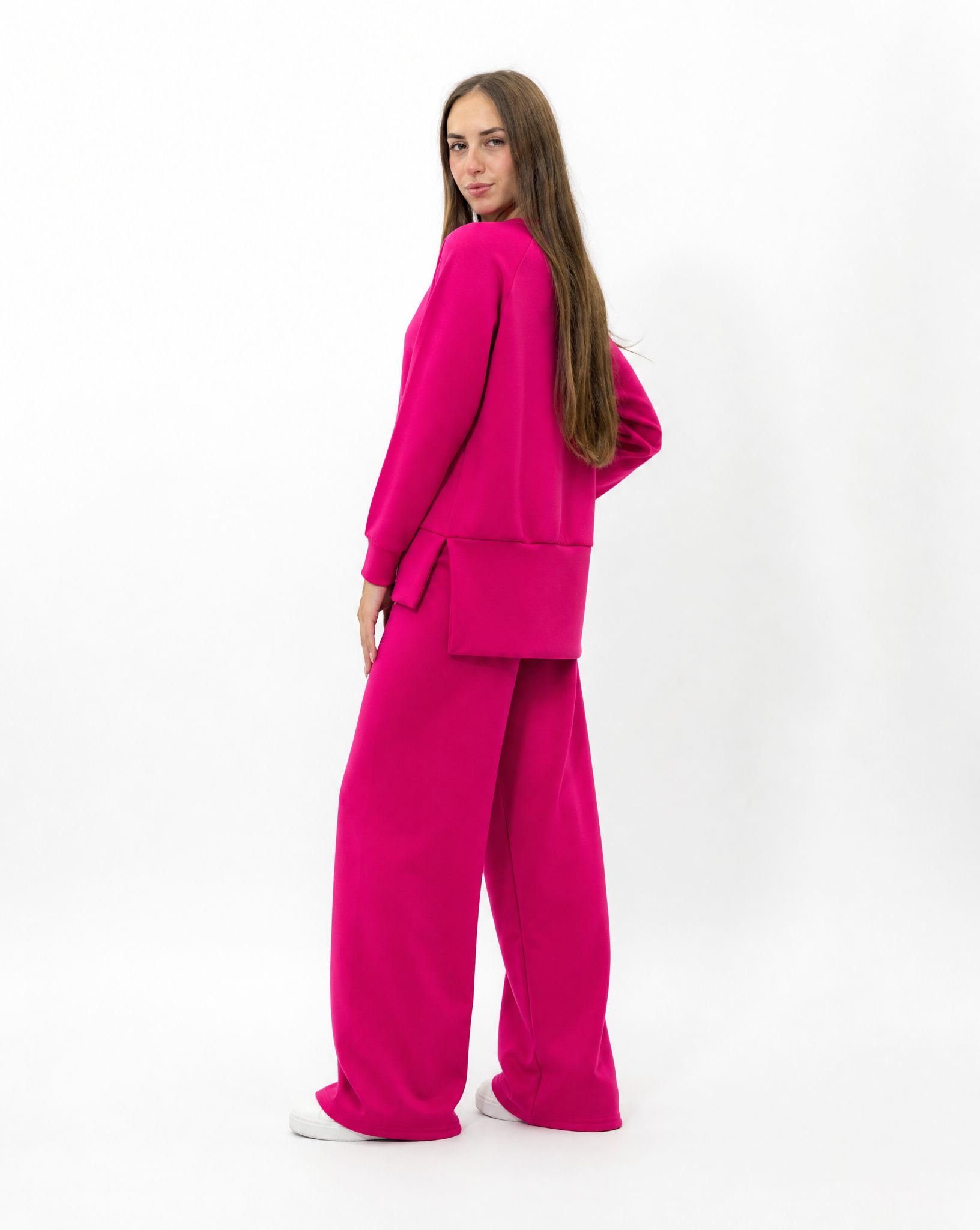 Completo donna con pantalone ampio indossato da Polly 2 - Fucsia vista tre quarti