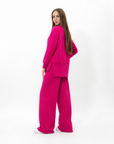 Completo donna con pantalone ampio indossato da Polly 2 - Fucsia vista tre quarti