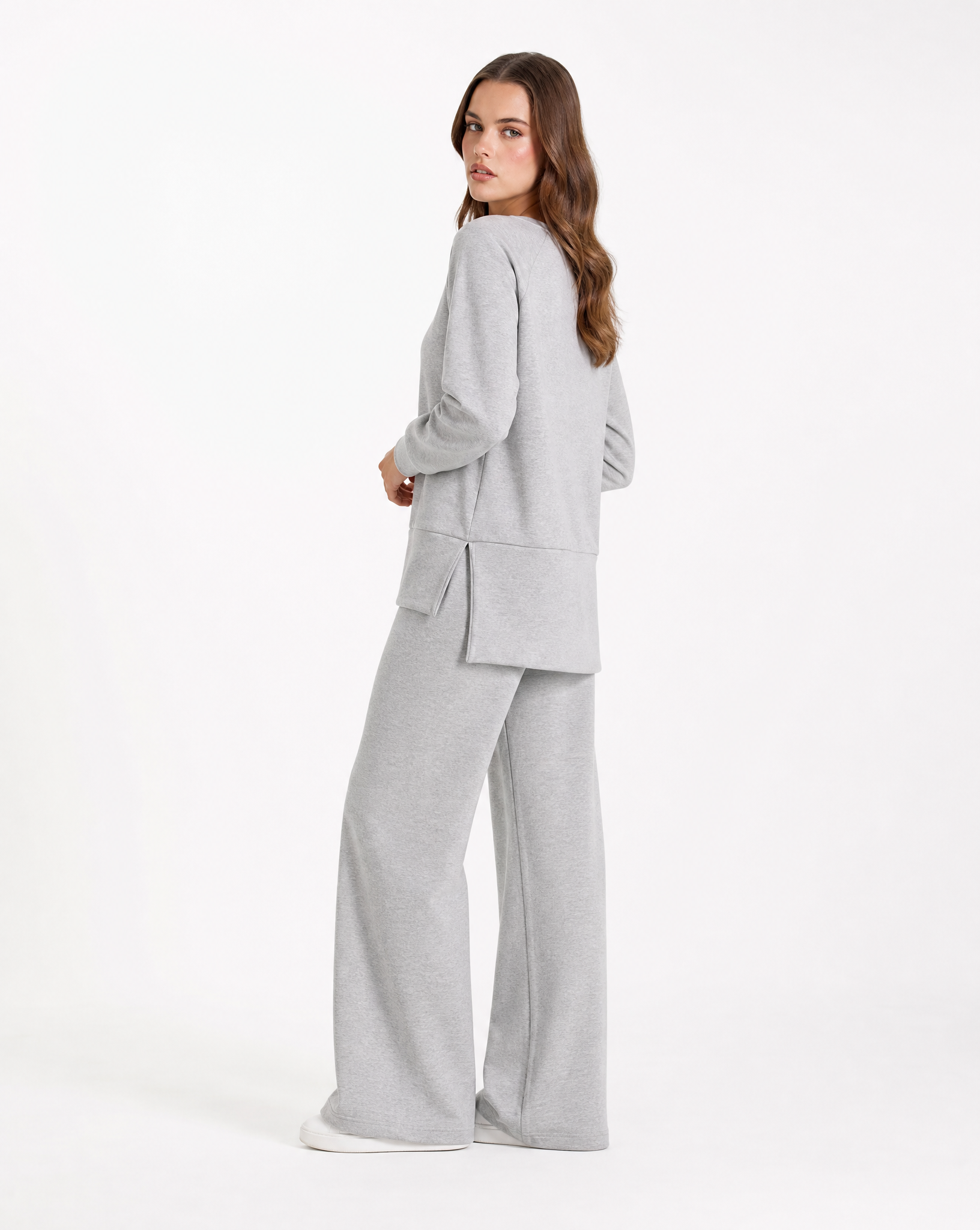 Completo donna con pantalone ampio indossato da Polly 2 - Grigio vista tre quarti
