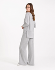 Completo donna con pantalone ampio indossato da Polly 2 - Grigio vista tre quarti