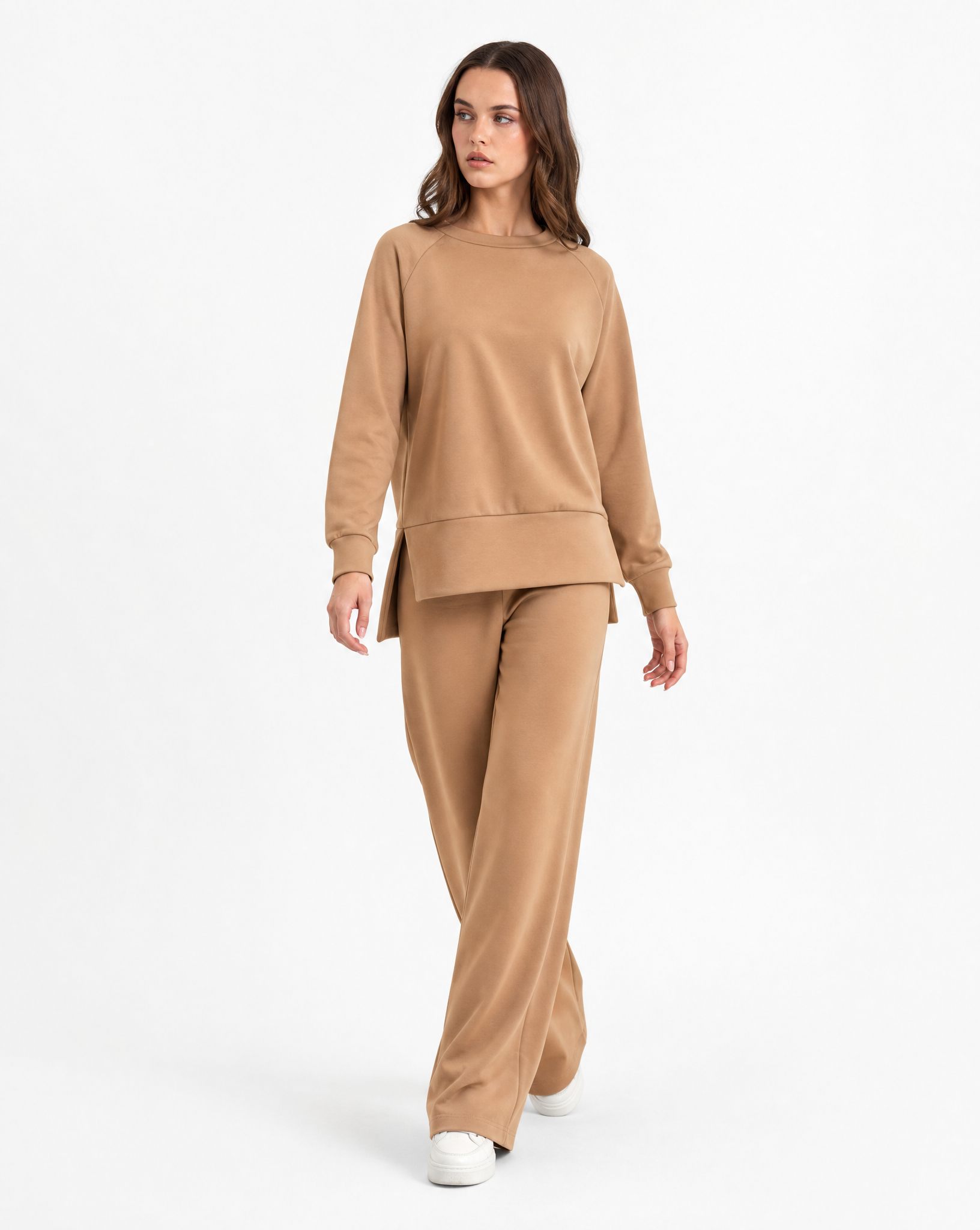 Completo donna con pantalone ampio indossato da Polly 2 - Camel vista frontale