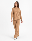 Completo donna con pantalone ampio indossato da Polly 2 - Camel vista frontale