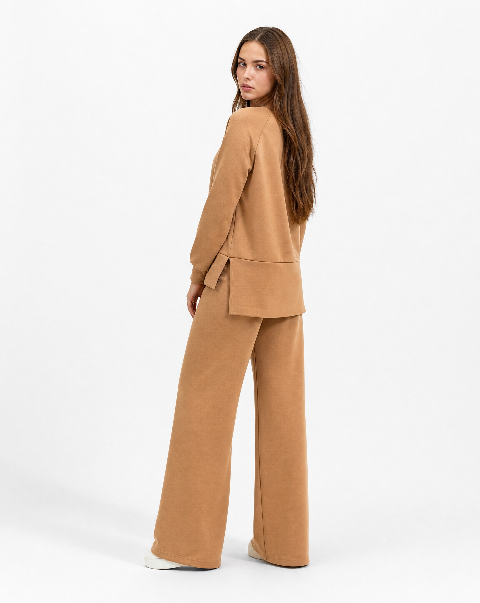 Completo donna con pantalone ampio indossato da Polly 2 - Camel vista tre quarti