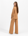 Completo donna con pantalone ampio indossato da Polly 2 - Camel vista tre quarti