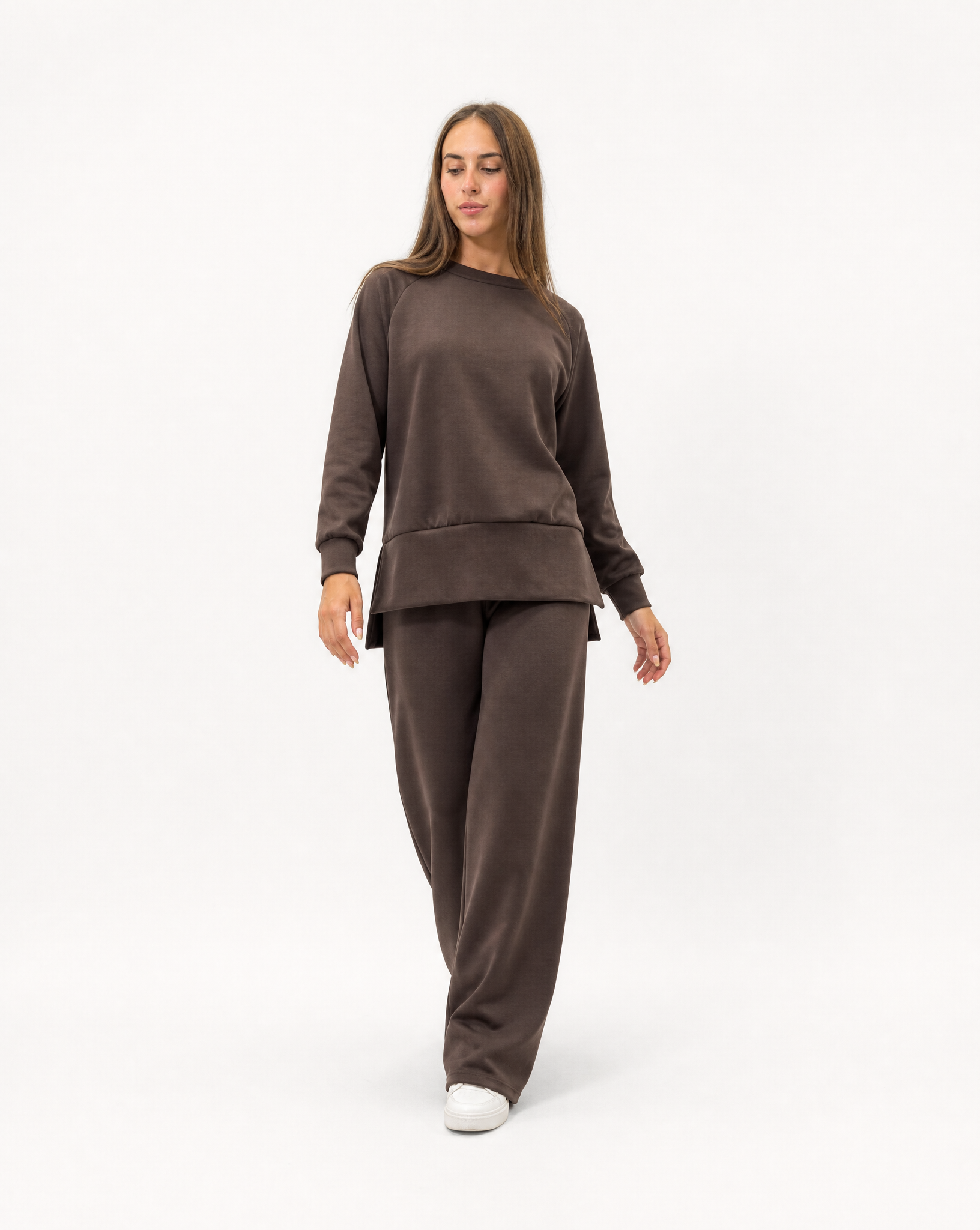 Completo donna con pantalone ampio indossato da Polly 2 - Fango vista frontale