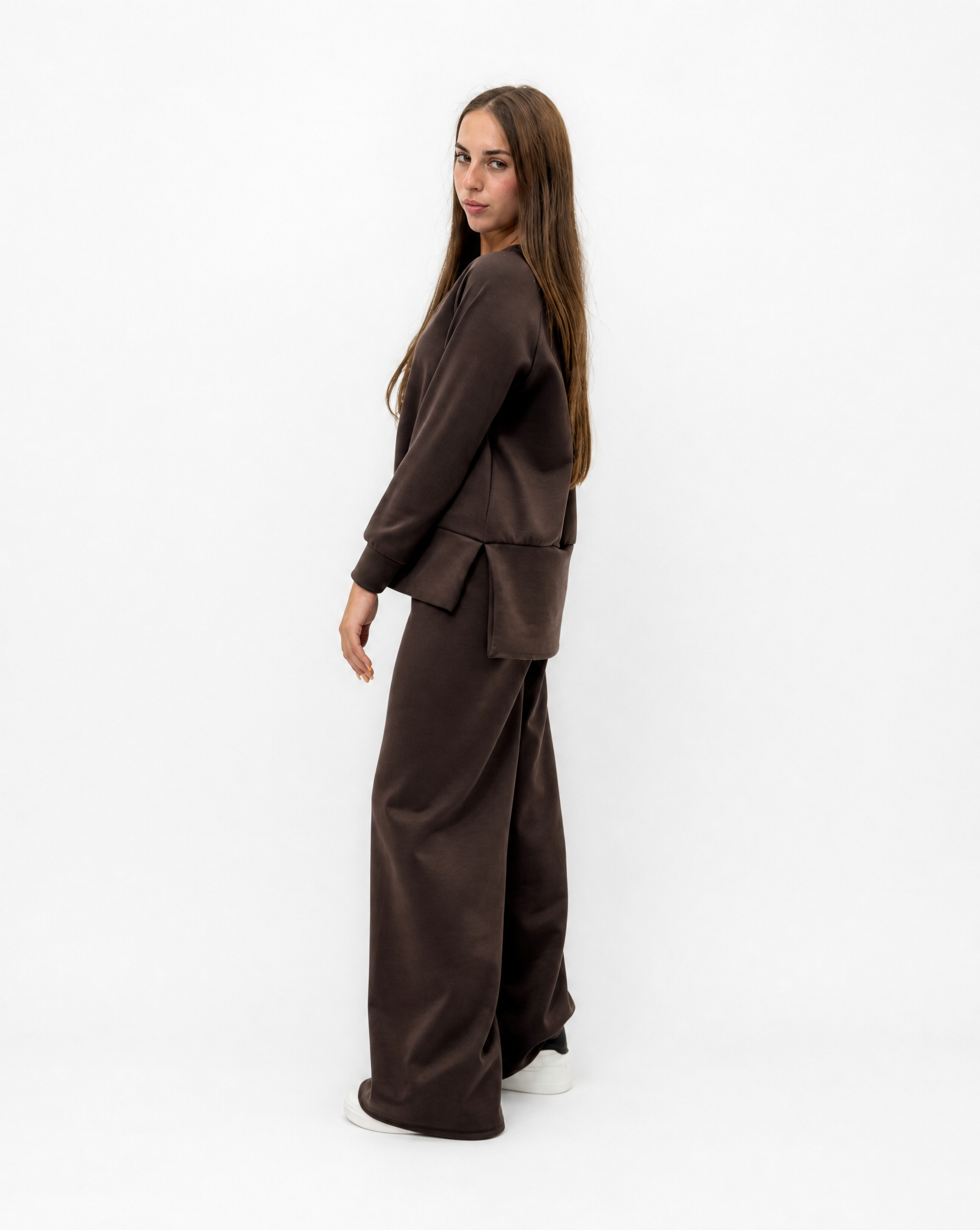Completo donna con pantalone ampio indossato da Polly 2 - Fango vista tre quarti