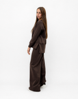 Completo donna con pantalone ampio indossato da Polly 2 - Fango vista tre quarti