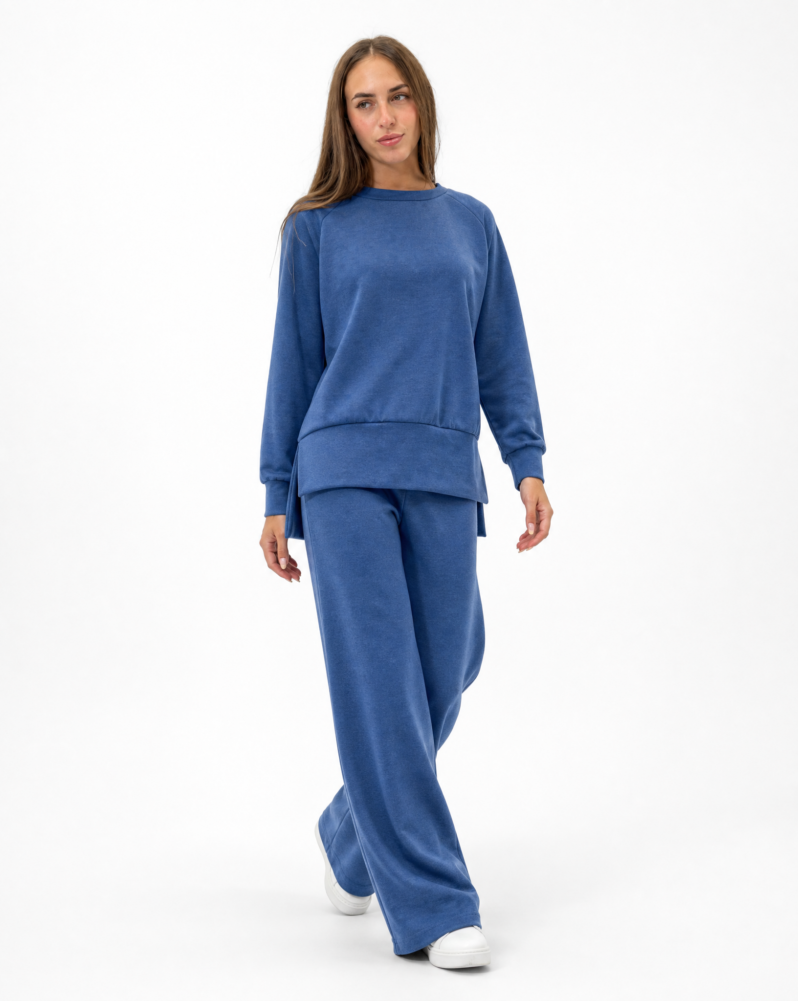 Completo donna con pantalone ampio indossato da Polly 2 - Denim vista frontale