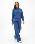 Completo donna con pantalone ampio indossato da Polly 2 - Denim vista frontale