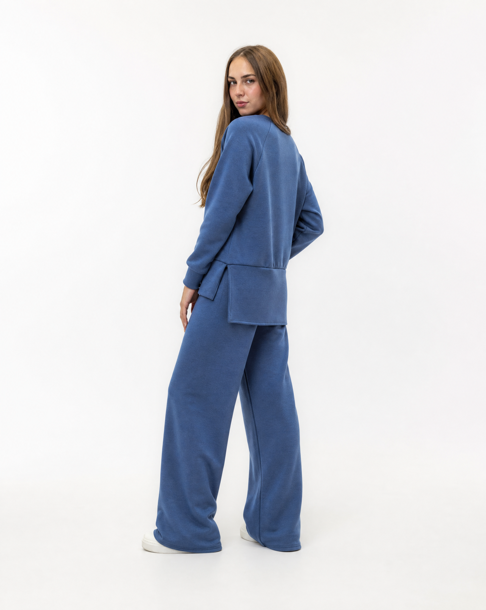 Completo donna con pantalone ampio indossato da Polly 2 - Denim vista tre quarti
