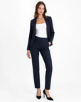 Pantalone donna gessato blu a sigaretta, dettaglio vita e linea