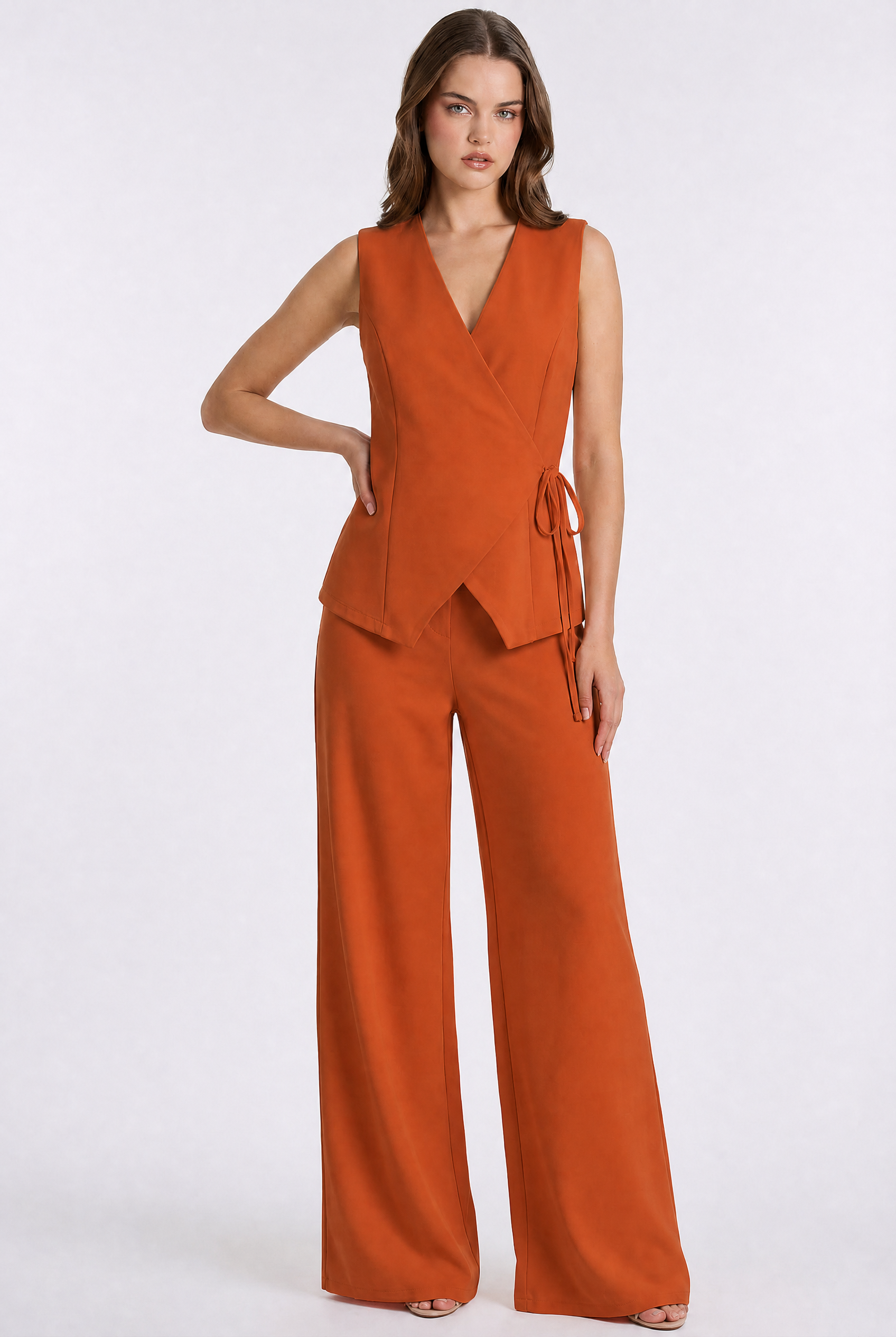 Completo donna elegante con gilet incrociato e pantalone palazzo arancione
