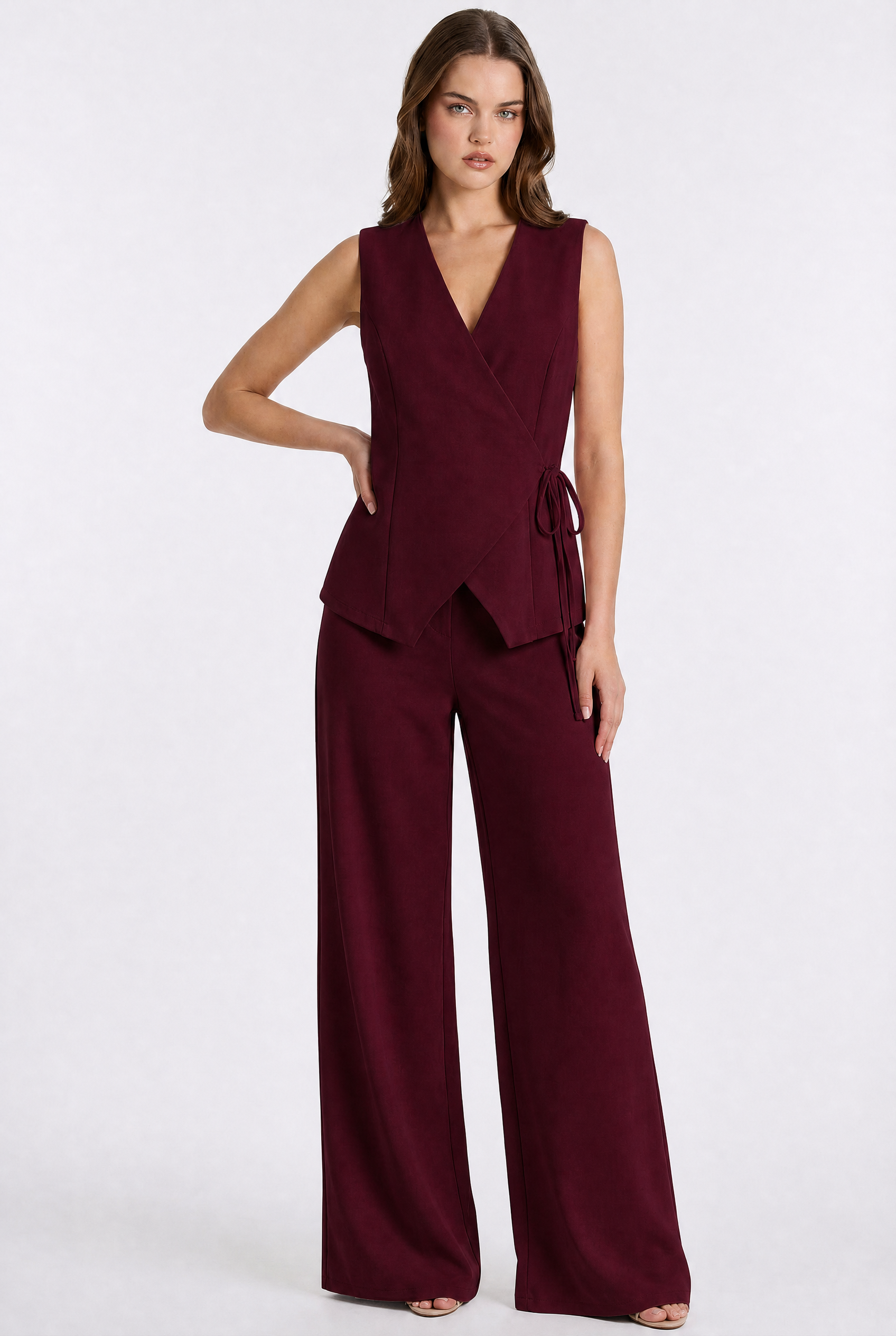 Completo donna elegante con gilet incrociato e pantalone palazzo bordeaux