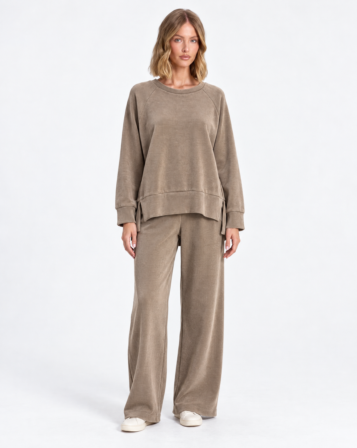 Completo donna in ciniglia beige indossato da Polly 5 – vista frontale