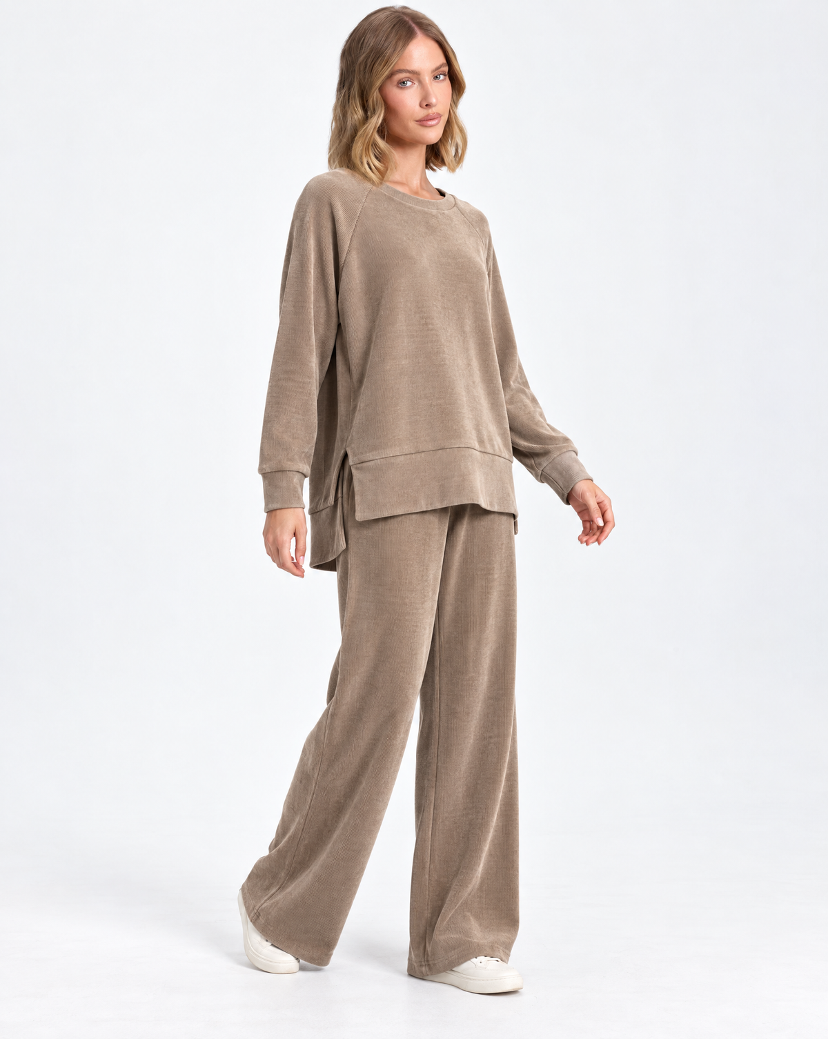 Completo donna in ciniglia beige indossato da Polly 5 – vista tre-quarti