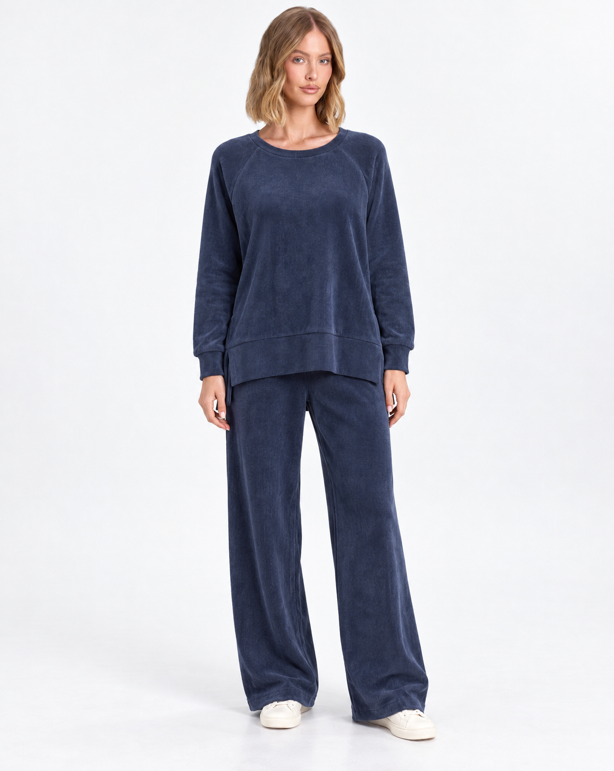 Completo donna in ciniglia blu indossato da Polly 5 – vista frontale