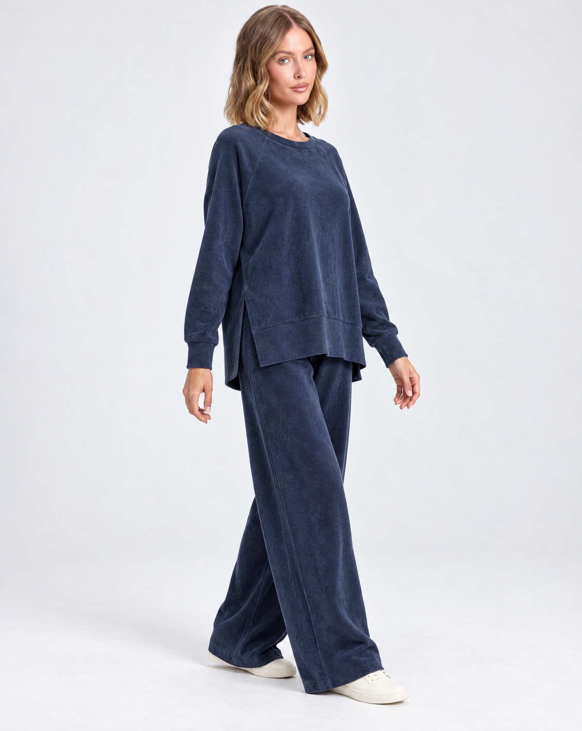 Completo donna in ciniglia blu indossato da Polly 5 – vista tre-quarti