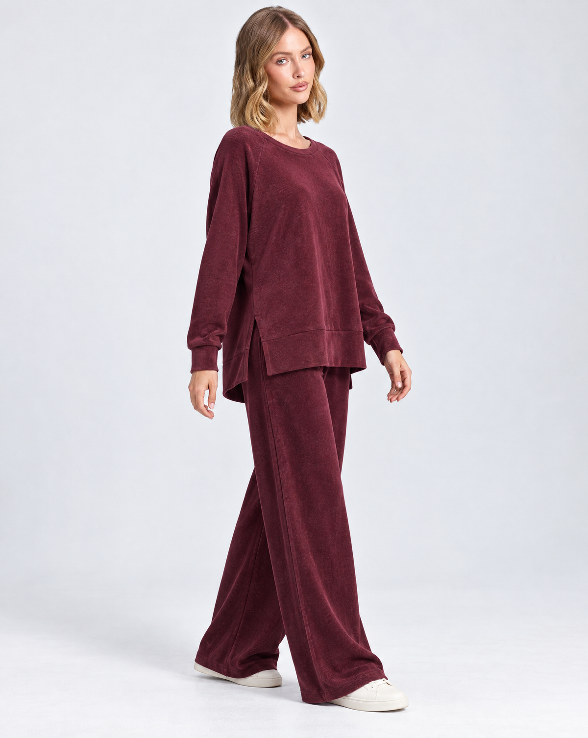 Completo donna in ciniglia bordeaux indossato da Polly 5 – vista tre-quarti