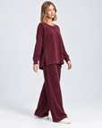 Completo donna in ciniglia bordeaux indossato da Polly 5 – vista tre-quarti