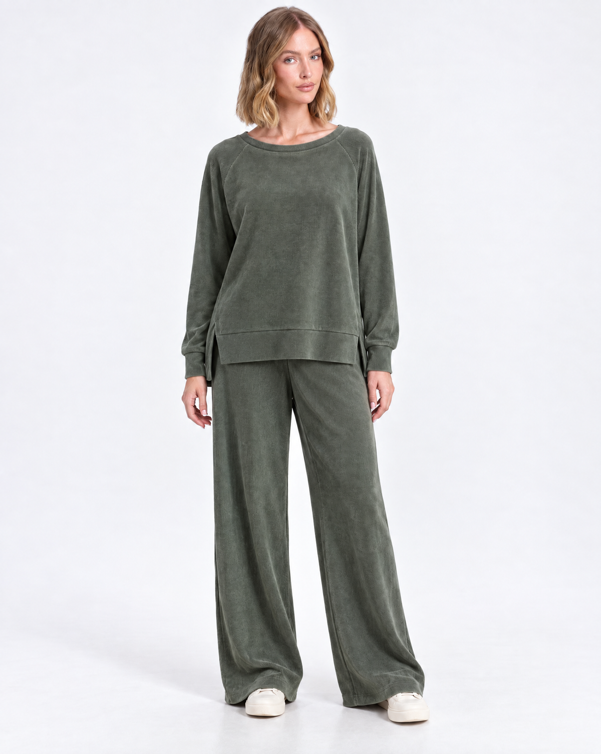 Completo donna in ciniglia verde indossato da Polly 5 – vista frontale