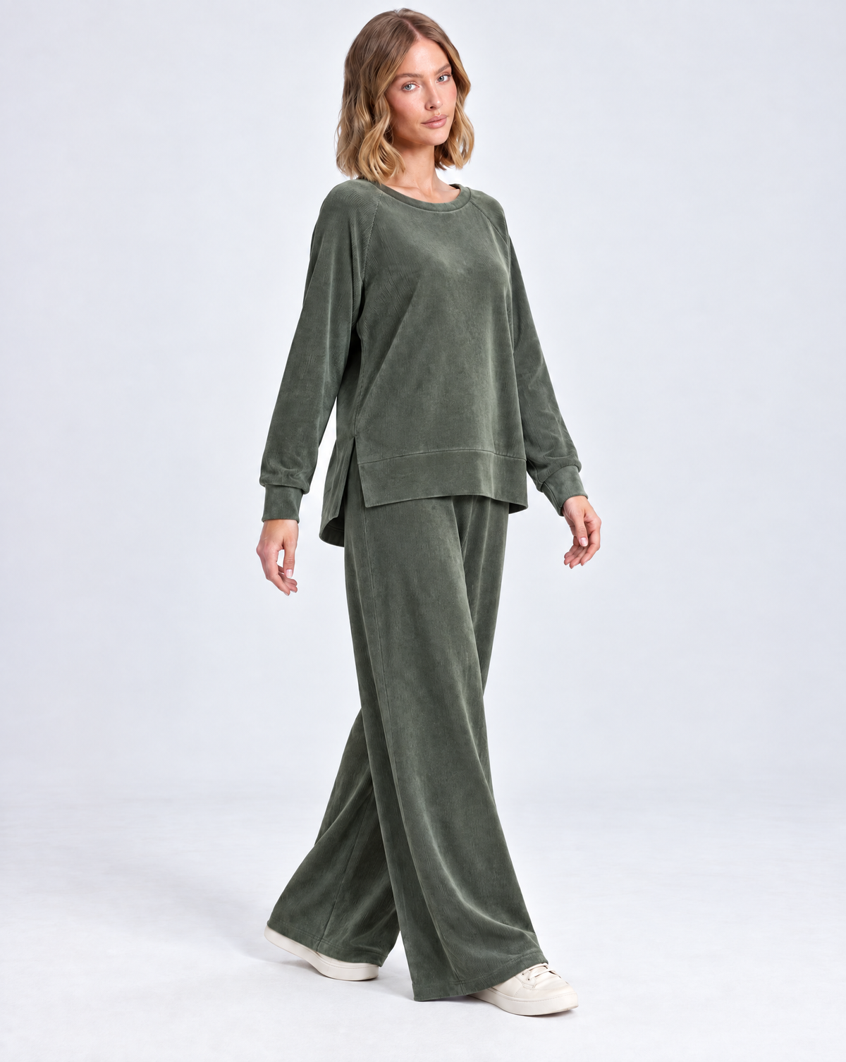 Completo donna in ciniglia verde indossato da Polly 5 – vista tre-quarti