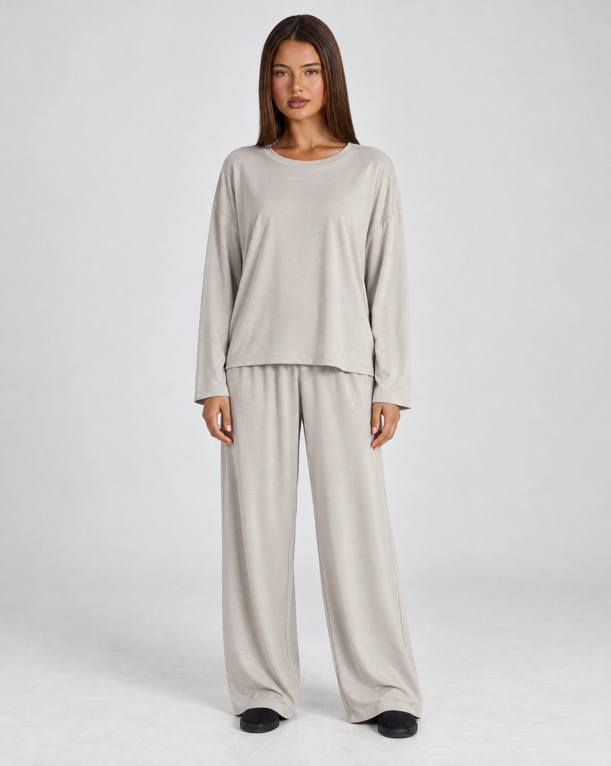 Completo donna maglia e pantaloni beige indossato da Polly 4, vista frontale