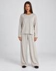 Completo donna maglia e pantaloni beige indossato da Polly 4, vista frontale