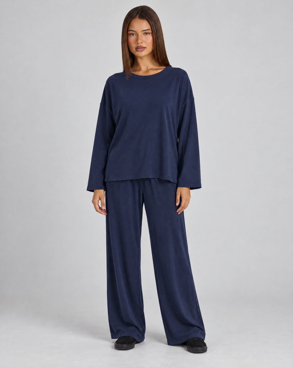Completo donna maglia e pantaloni blu indossato da Polly 4, vista frontale