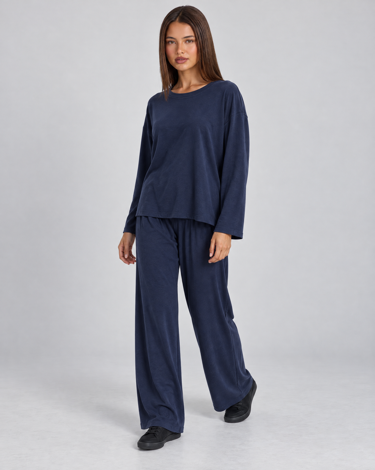 Completo donna maglia e pantaloni blu indossato da Polly 4, vista tre quarti