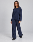 Completo donna maglia e pantaloni blu indossato da Polly 4, vista tre quarti