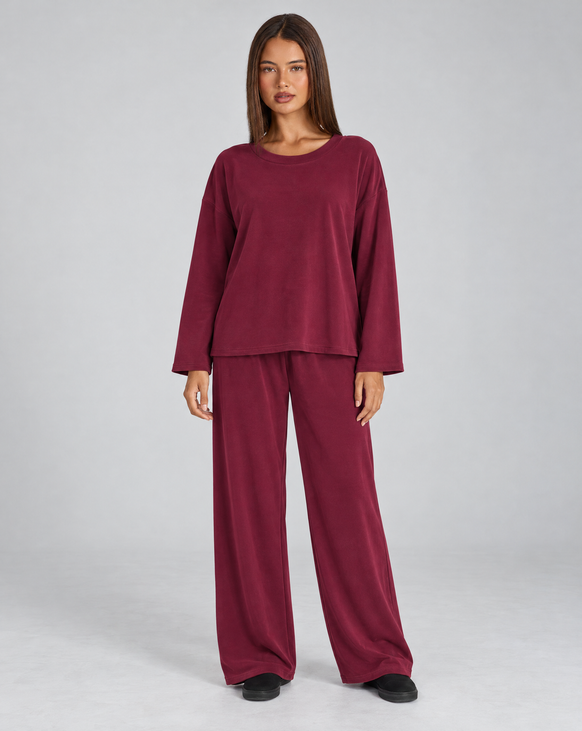 Completo donna maglia e pantaloni bordeaux indossato da Polly 4, vista frontale