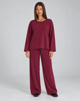 Completo donna maglia e pantaloni bordeaux indossato da Polly 4, vista frontale