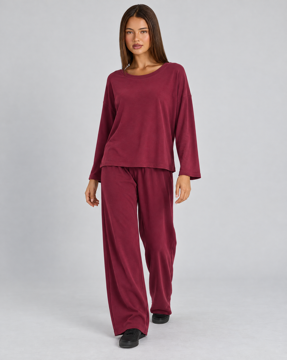 Completo donna maglia e pantaloni bordeaux indossato da Polly 4, vista tre quarti