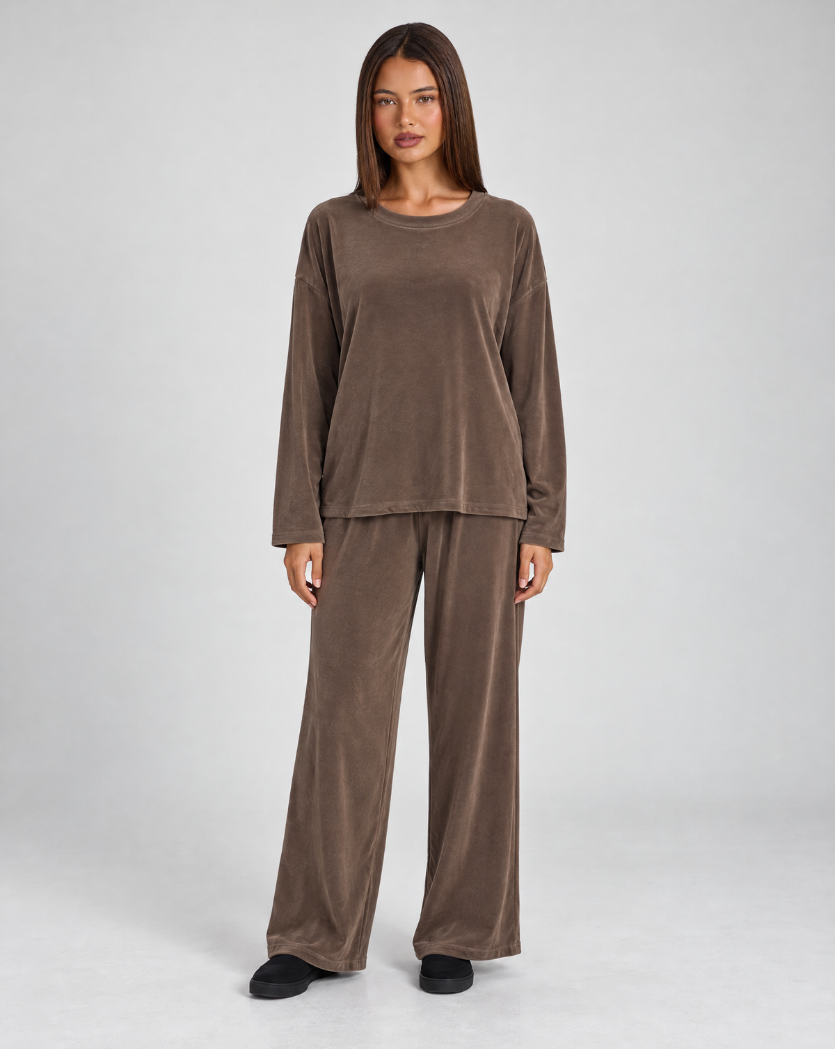 Completo donna maglia e pantaloni marrone indossato da Polly 4, vista frontale