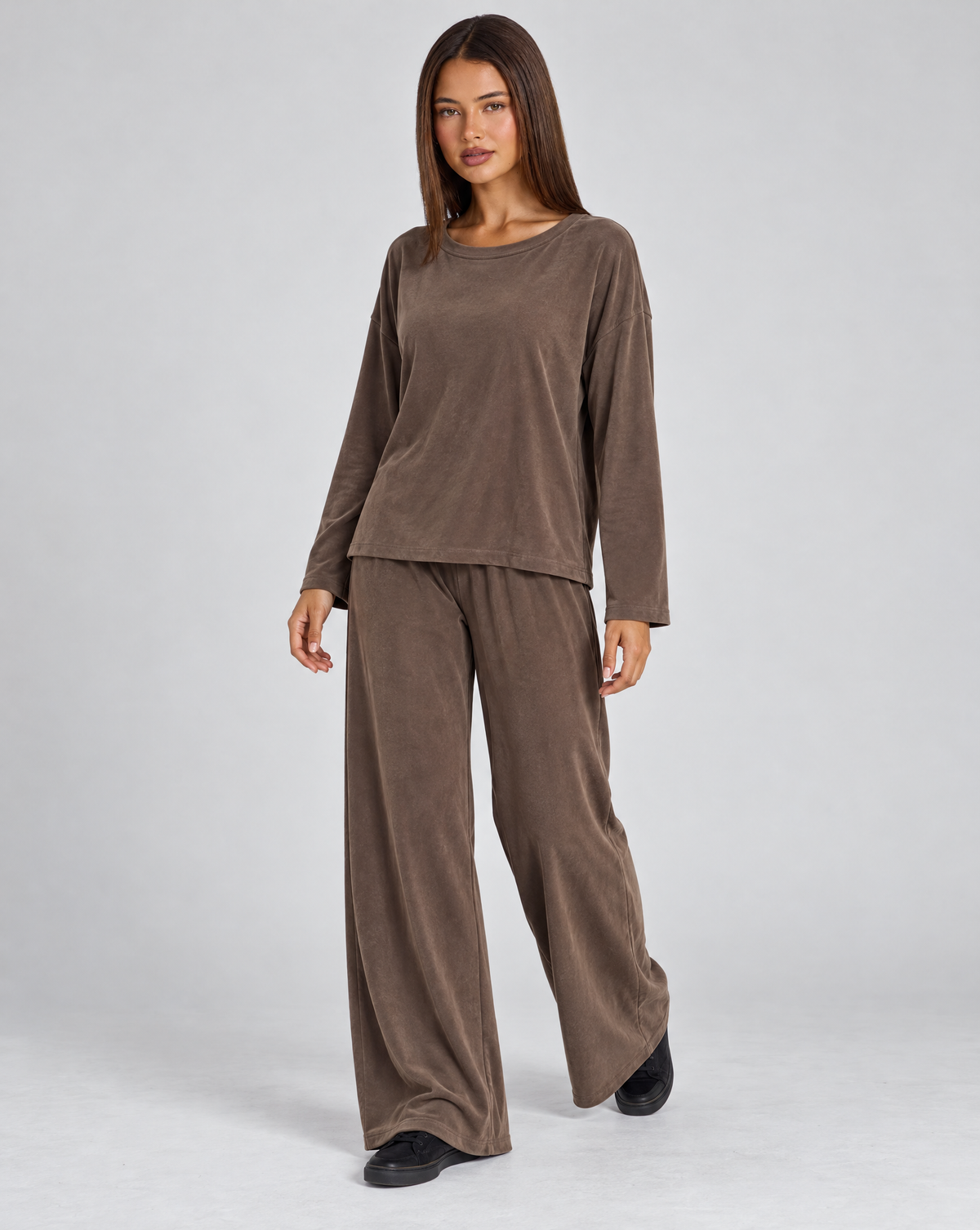 Completo donna maglia e pantaloni marrone indossato da Polly 4, vista tre quarti