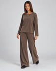 Completo donna maglia e pantaloni marrone indossato da Polly 4, vista tre quarti