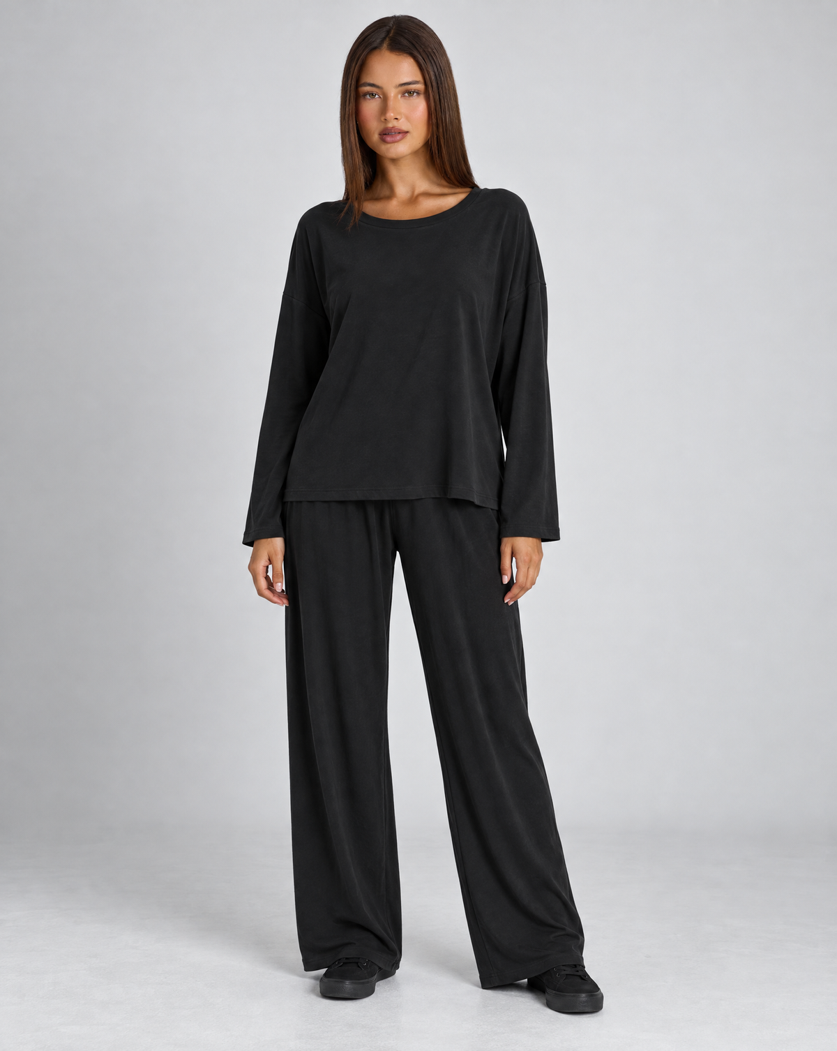 Completo donna maglia e pantaloni nero indossato da Polly 4, vista frontale