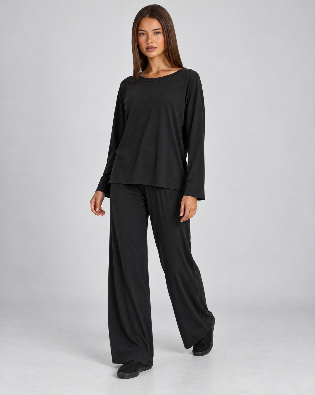 Completo donna maglia e pantaloni nero indossato da Polly 4, vista tre quarti