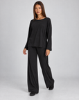 Completo donna maglia e pantaloni nero indossato da Polly 4, vista tre quarti