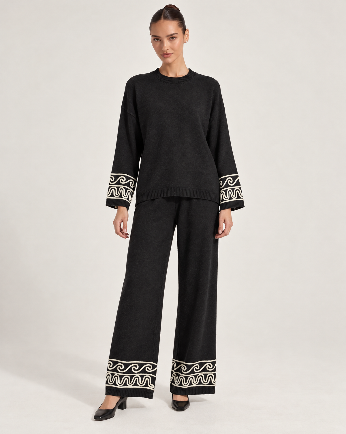 Completo donna nero in maglia con dettagli a contrasto – Polly 6 – vista frontale